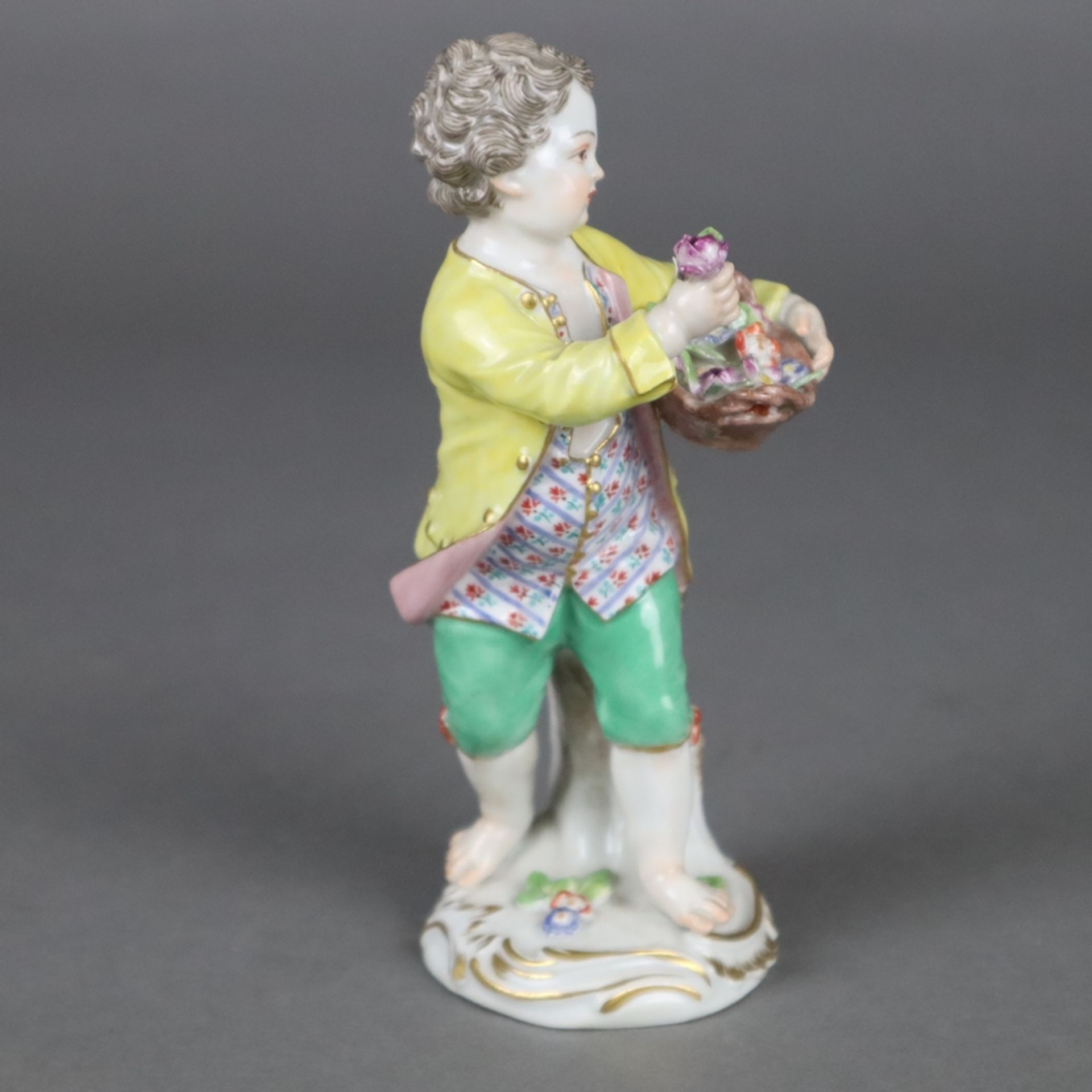 Porzellanfigur "Gärtnerknabe" - Meissen, unterglasurblaue Schwertermarke, Entwurf von Johann Joachim - Bild 2 aus 10