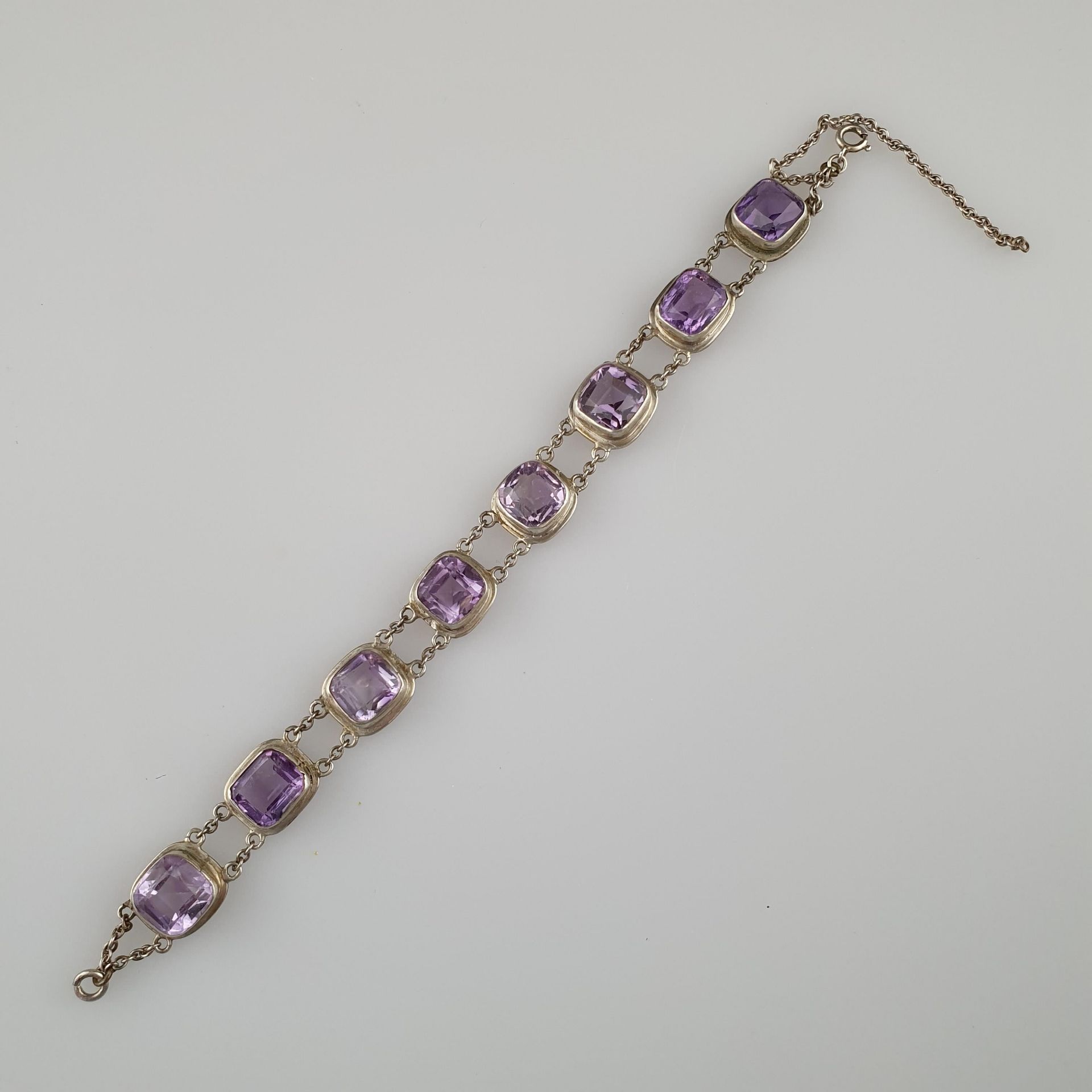 Amethyst-Armband - Gliederarmband mit 8 facettierten Amethysten in Silberfassung, L.ca.19cm, ca.