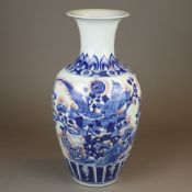 Balustervase - China, Bemalung in Unter-und Aufglasur mit Vogel auf blühendem Strauch sowie