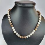 Süßwasserperlen-Collier - aus 45 lüstrierende Barockperlen in Einzelknotung, cremefarbene Perlen