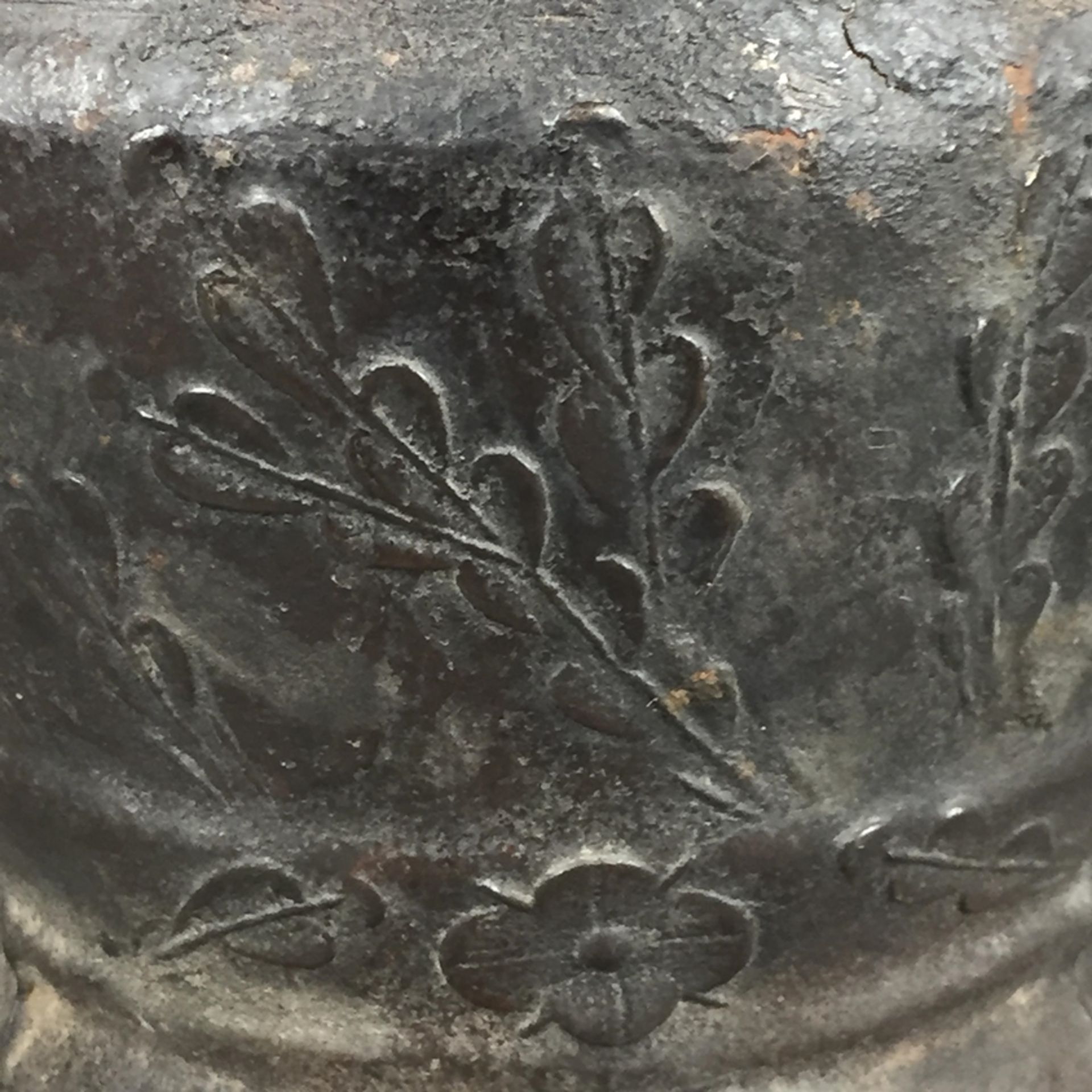 Altes Gefäß - Eisen, gegossen, Wandung mit floralem Reliefdekor, H.ca.16cm, Alters- und - Bild 3 aus 6