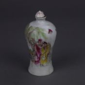 Famille-Rose Snuffbottle - Porzellan. Meiping-Form, auf der Wandung feine Bemalung mit polychromen