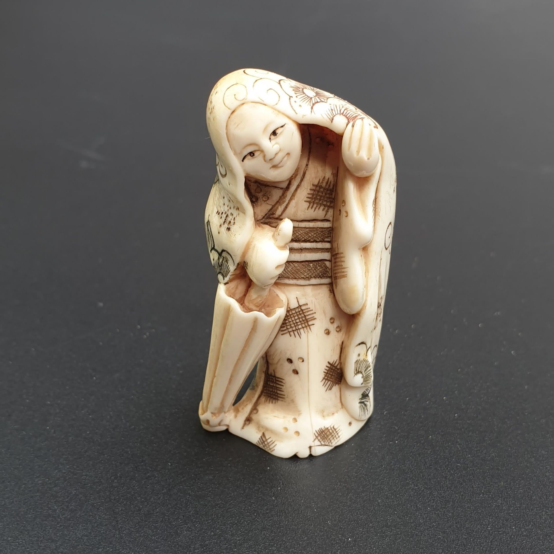 Netsuke - Japan, Taishô-Zeit, Elfenbein geschnitzt, graviert und partiell eingefärbt, Katabori, Dame