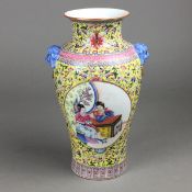 Famille-Rose- Balustervase - China, 20.Jh.,Außenwandung allseits üppig bemalt mit mäandrierenden