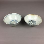 Zwei Porzellanschalen - China, Ming-/Qing-Dynastie, runde, tiefe Schalen auf Standring, innen und