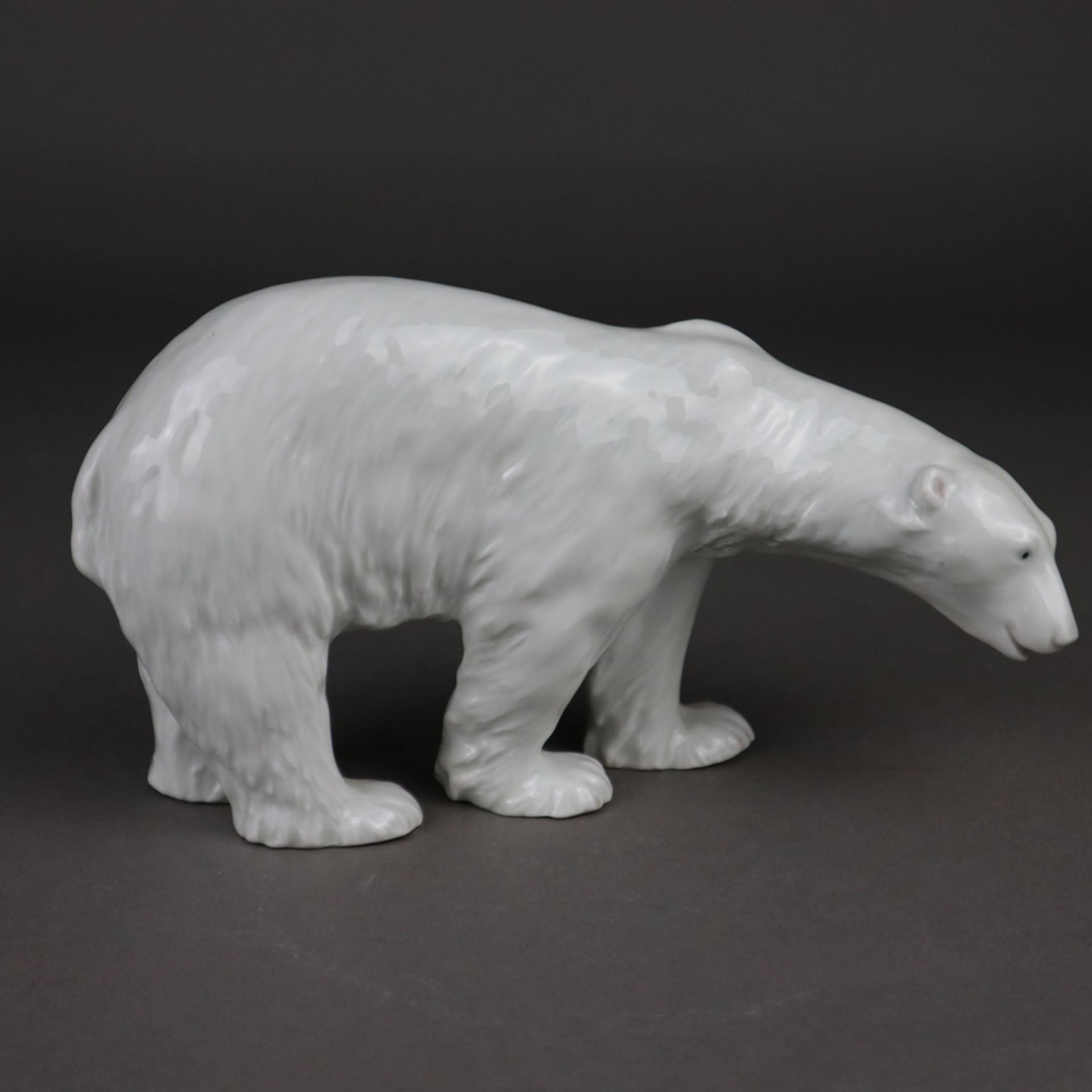 Stehender Eisbär - Gebrüder Heubach, Weißporzellan, glasiert, naturalistische Ausformung, im Boden