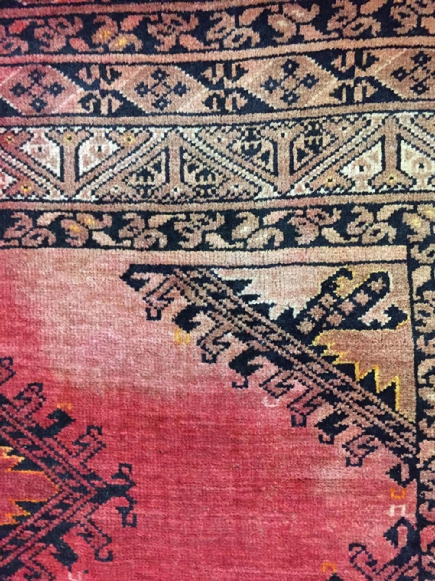 Belutsch-Teppich - Afganistan, 20.Jh., Wolle, rotgrundig, rechteckiges Mittelfeld, mehrfache - Bild 5 aus 9