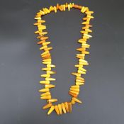 Bernsteinkette - mit trüben und klaren Kegelelementen von honiggelber Farbe, Schraubverschluss,