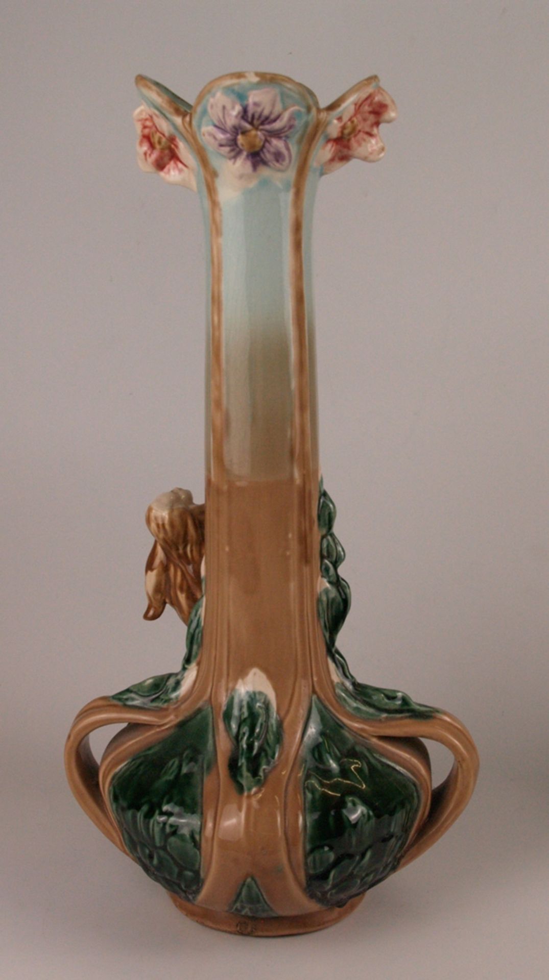 Zwei Jugendstil-Vasen - 1x große Vase, gebauchter Korpus mit langem Enghals, vierfach gelappte - Bild 3 aus 13