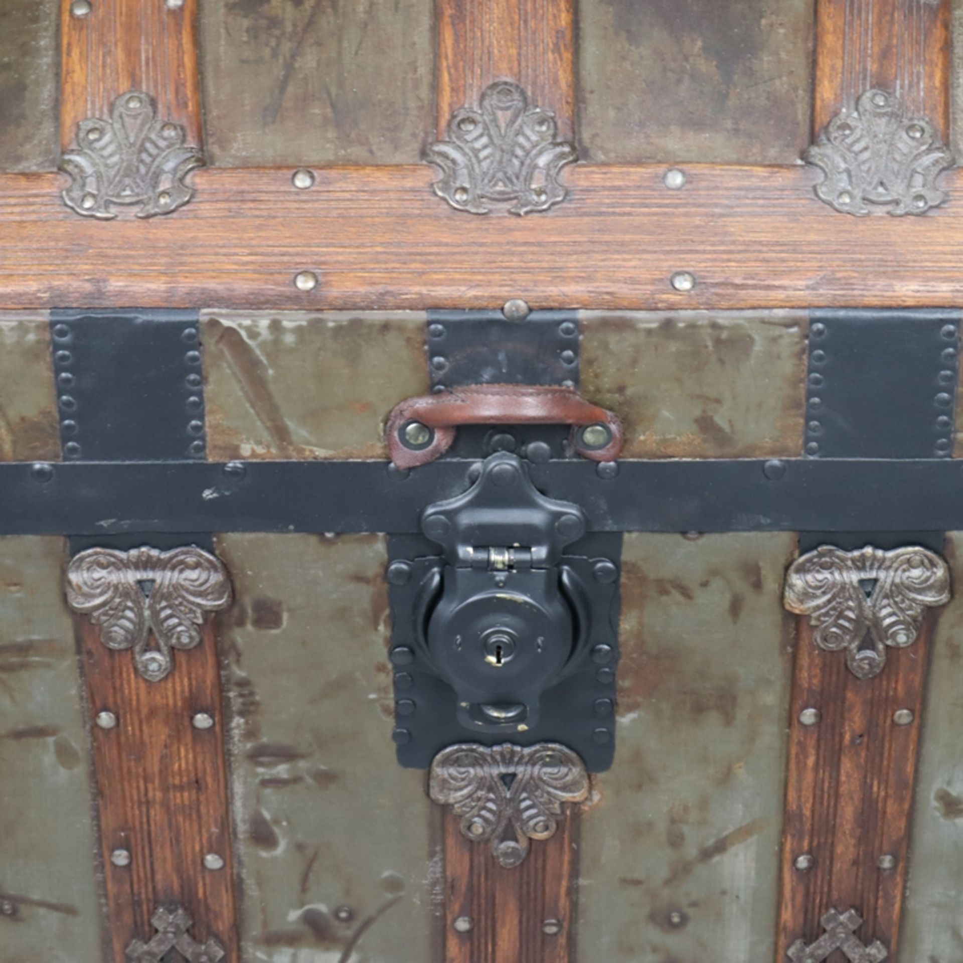 Truhe - 19.Jh., rechteckige Holztruhe mit gewölbtem Deckel, Holzkorpus mit Blech ummantelt, - Bild 2 aus 15