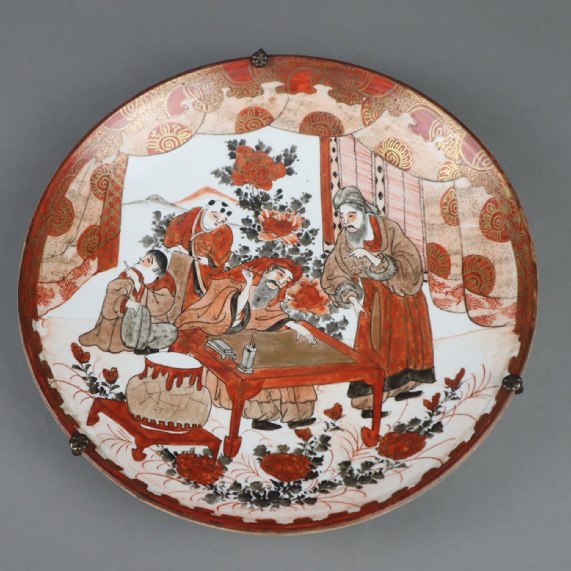Teller - Japan, Meiji-Periode, Kutani-Porzellan, runde gemuldete Form, farbig und gold gemalter
