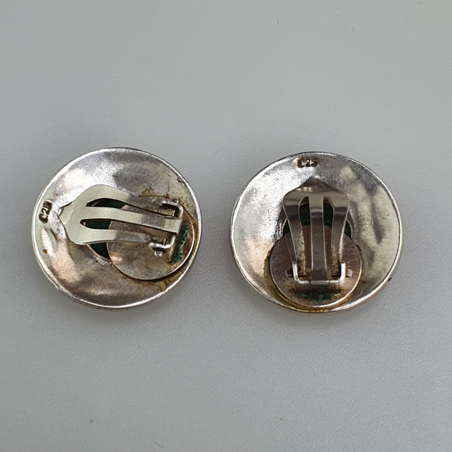 Paar Malachit-Ohrclips - Silber, gestempelt, runde Form mit ornamentalem Relief, besetzt mit - Bild 3 aus 3
