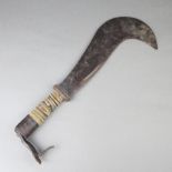 Sichelmesser - breite einschneidige Klinge in Sichelform, Ledergriff mit Eisenhaken, eine Seite