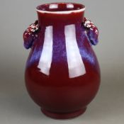 Vase mit Widderkopf-Handhaben - China, bedeckt mit Flambé-Glasur in Weinrot und Violettblau,