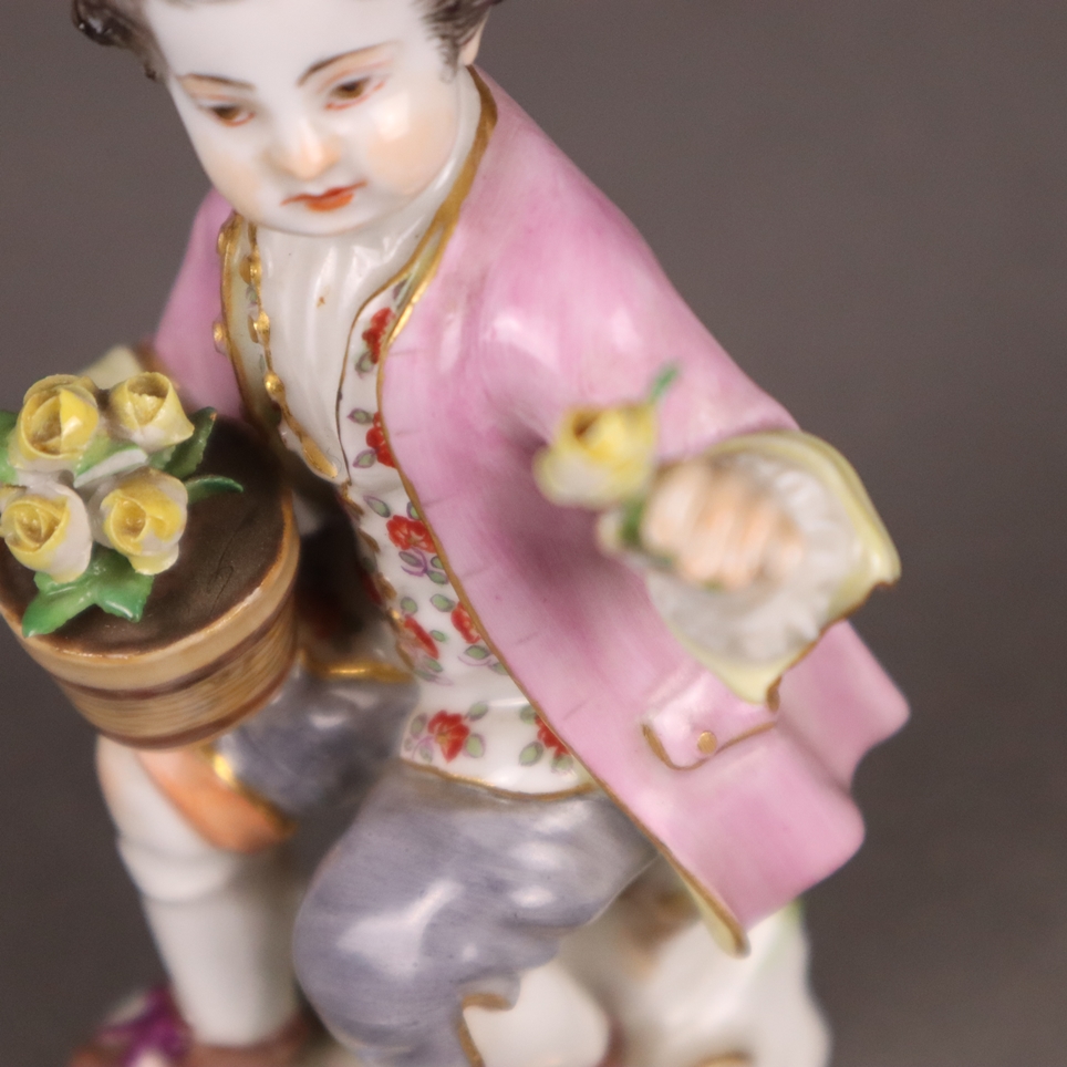 Porzellanfigur "Sitzender Gärtnerknabe mit Rosentopf" - Meissen, unterglasurblaue Schwertermarke, - Image 3 of 9