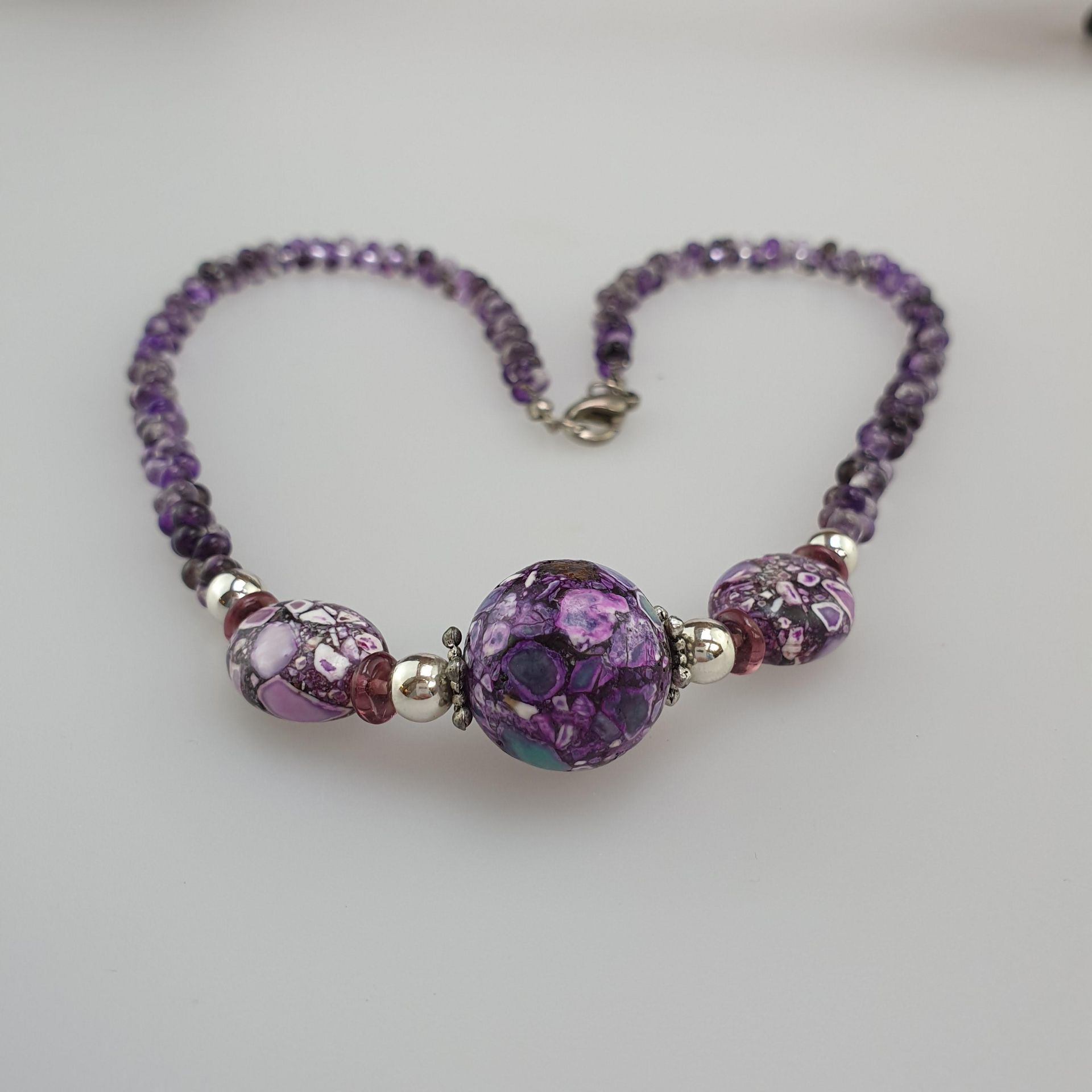 Halskette - Kette aus Amethystperlen, zentral mit drei ornamentalen Elementen, Karabinerverschluß, - Bild 4 aus 4