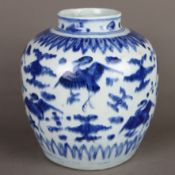 Blau-weißer Porzellan-Schultertopf - China, Ming-Dynastie oder später, gewölbter Korpus mit