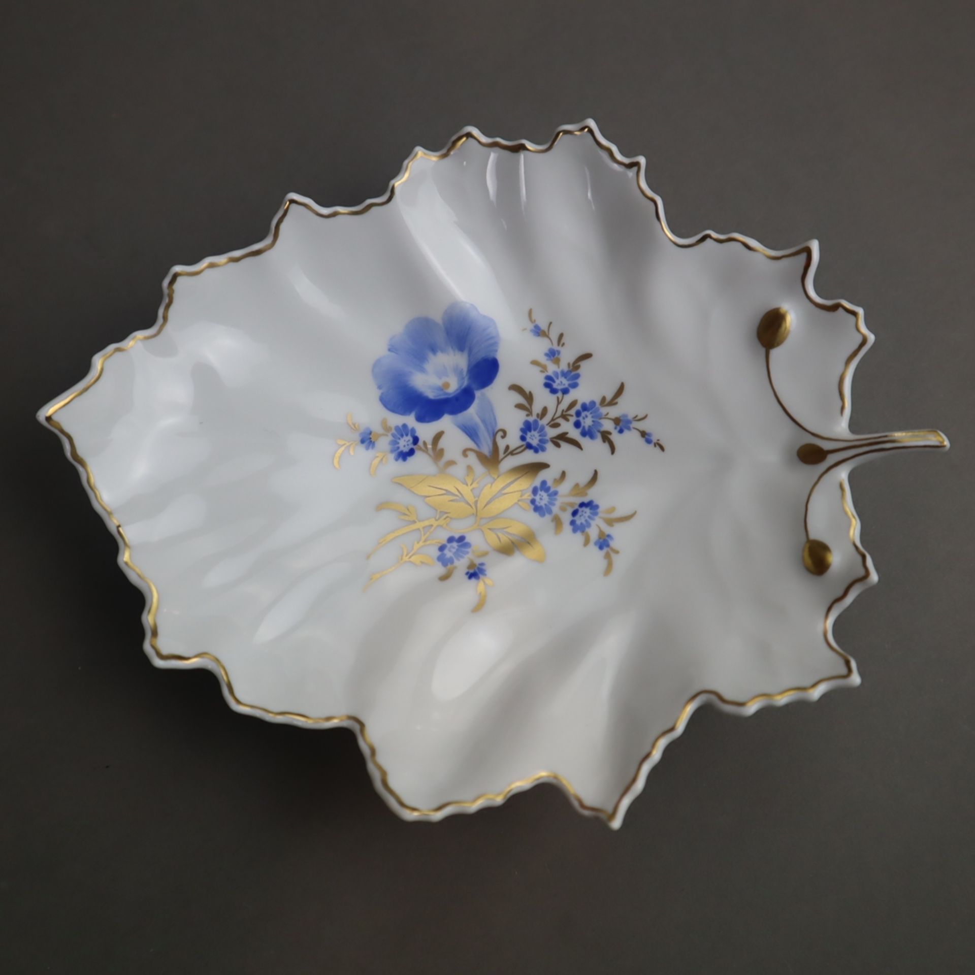 Zwei Schalen - Hoechst, blaue Radmarke, 20.Jh., 1x Blattschale mit Blumendekor in Blau und Gold, L. - Bild 3 aus 5