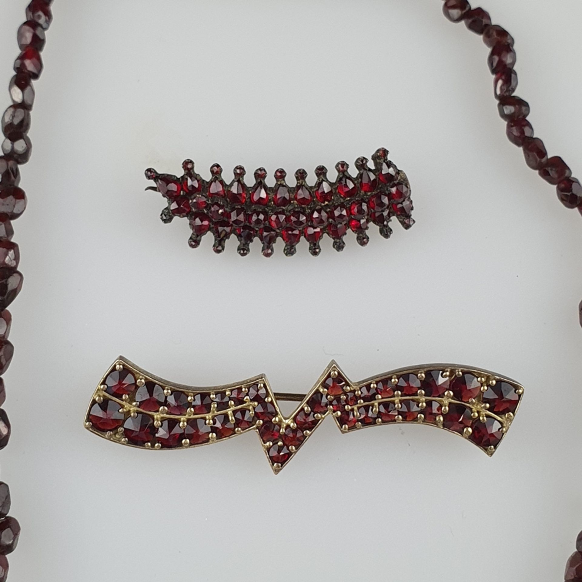 Granatschmuck-Konvolut - dreiteilig: 2x Broschen, L.ca.3,5 und 5,5cm, 1x Halskette mit - Bild 2 aus 5