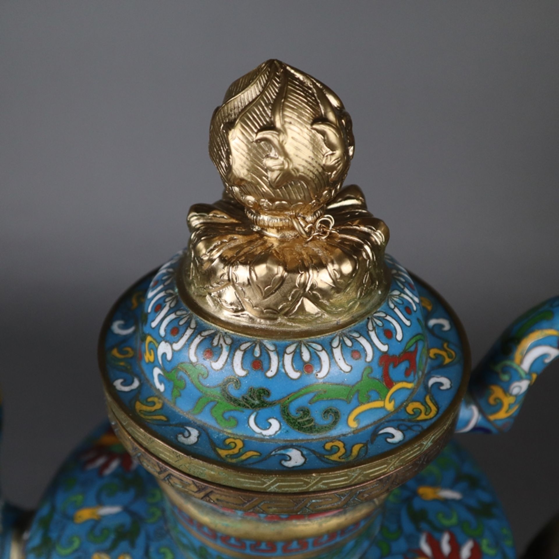 Cloisonné-Kanne - China nach 1900, gebauchte Form mit eingeschnürter Halspartie, geschweifter - Bild 2 aus 10