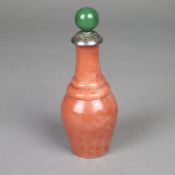 Snuffbottle - China 20.Jh., Balusterwandung aus rotem Stein gedrechselt, wohl gefärbte Jade,