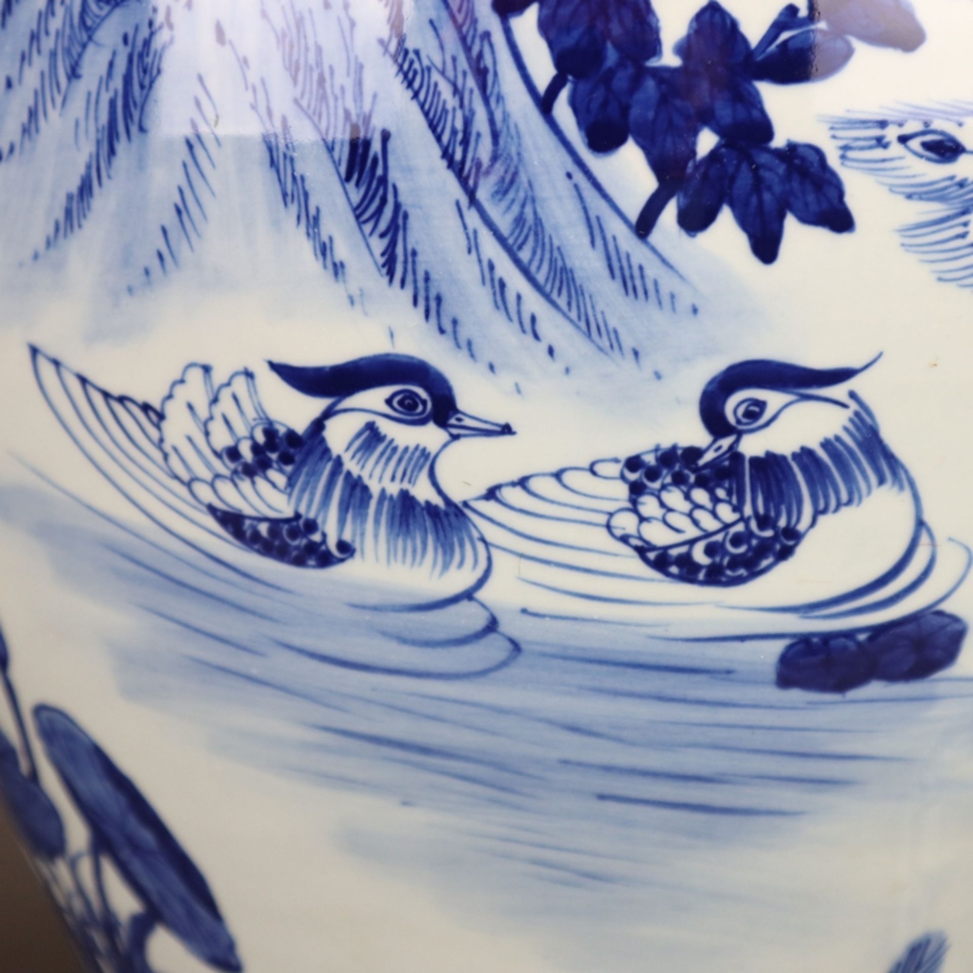 Große Blau-Weiß-Deckelvase - unterglasurblaue Bemalung mit Teichlandschaft mit diversen Vögeln und - Bild 8 aus 14