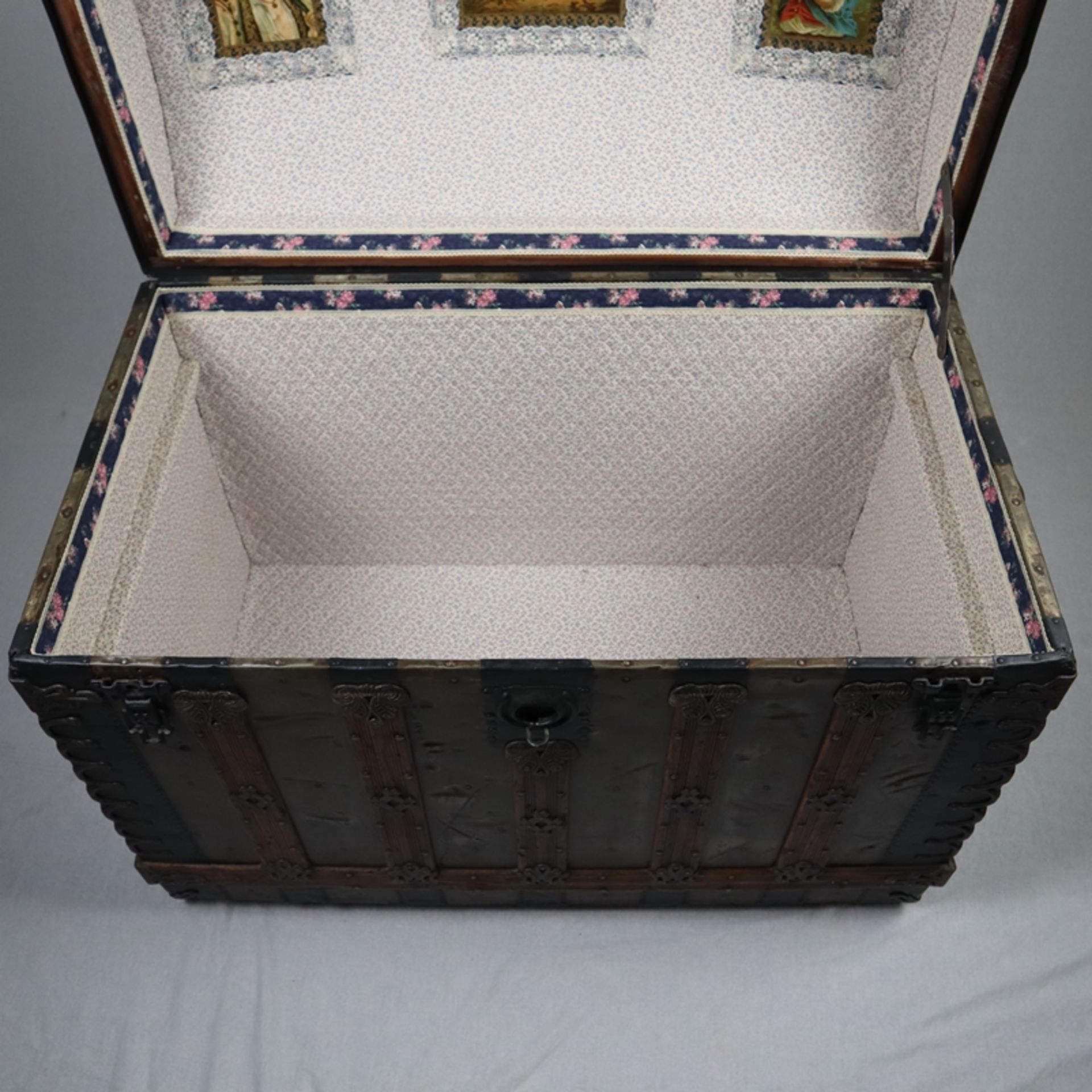 Truhe - 19.Jh., rechteckige Holztruhe mit gewölbtem Deckel, Holzkorpus mit Blech ummantelt, - Bild 12 aus 15