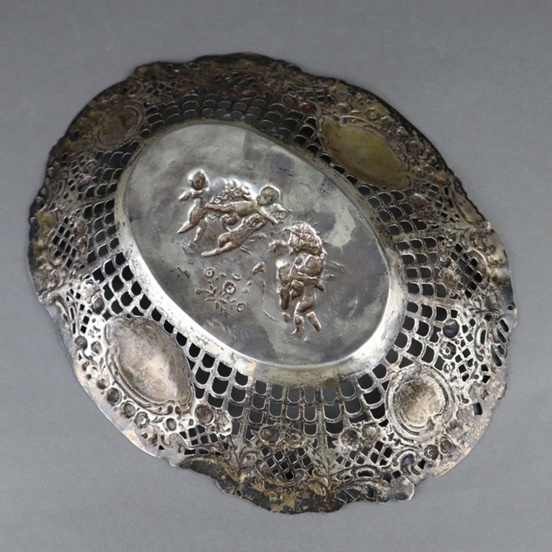 Ovale Korbschale - Silber, um 1900, Punzen: Halbmond/Krone, 800, im Spiegel Puttendekor im Relief, - Bild 7 aus 7