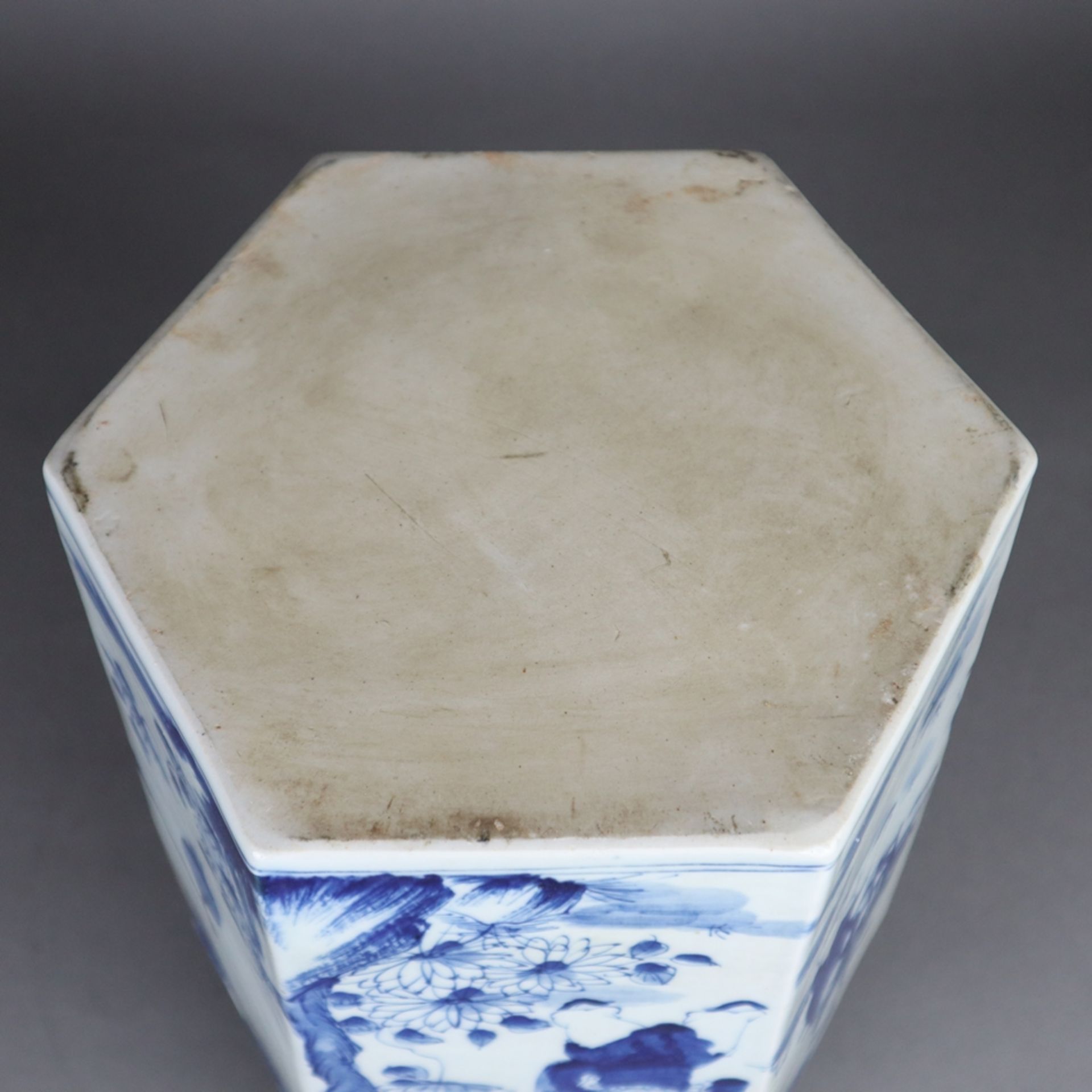 Große Teedose - China, hexagonale Form, Porzellan mit unterglasurblauer figürlicher Malerei, - Image 9 of 9