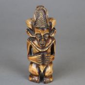 Kleine Kriegerfigur mit aufwendig gestaltetem Helm - wohl Benin, um 1930, Elfenbein, geschnitzt,