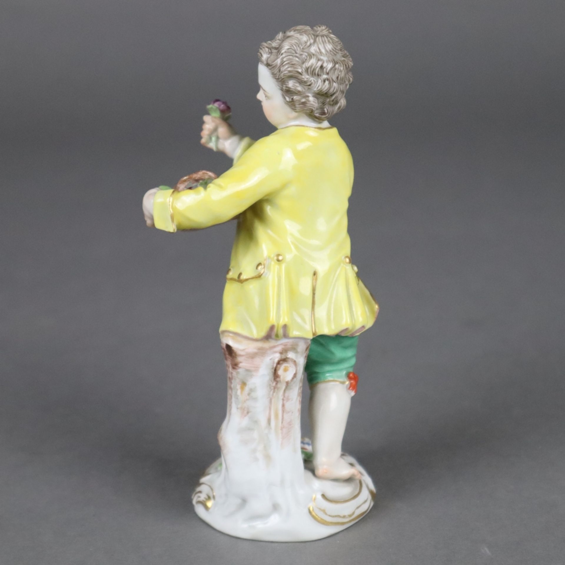 Porzellanfigur "Gärtnerknabe" - Meissen, unterglasurblaue Schwertermarke, Entwurf von Johann Joachim - Bild 3 aus 10