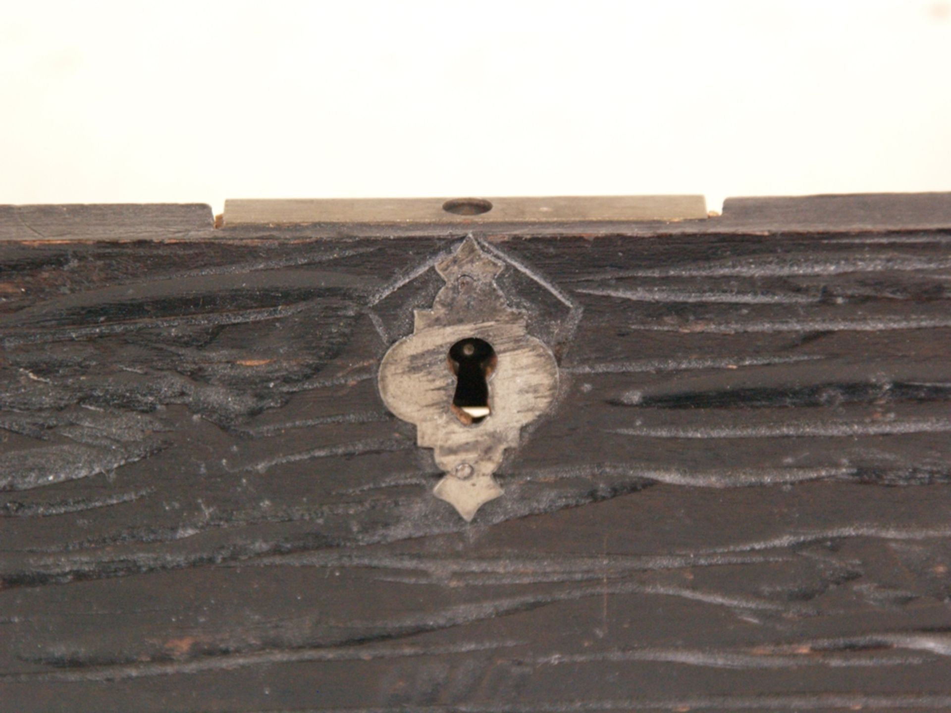 Schatulle - Holz, Schnitzdekor, Deckel mit geschnitztem Blumendekor, schwarz gebeizt, teilweise - Bild 6 aus 7