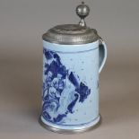 Walzenkrug mit Zinndeckel - deutsch, um 1900, Fayence, kleisterblau glasiert, kobaltblauer Dekor mit