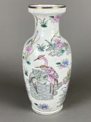 Famille-Rose-Vase- China 20.Jh., Balusterform, dekoriert in den Farben der "famille rose" mit