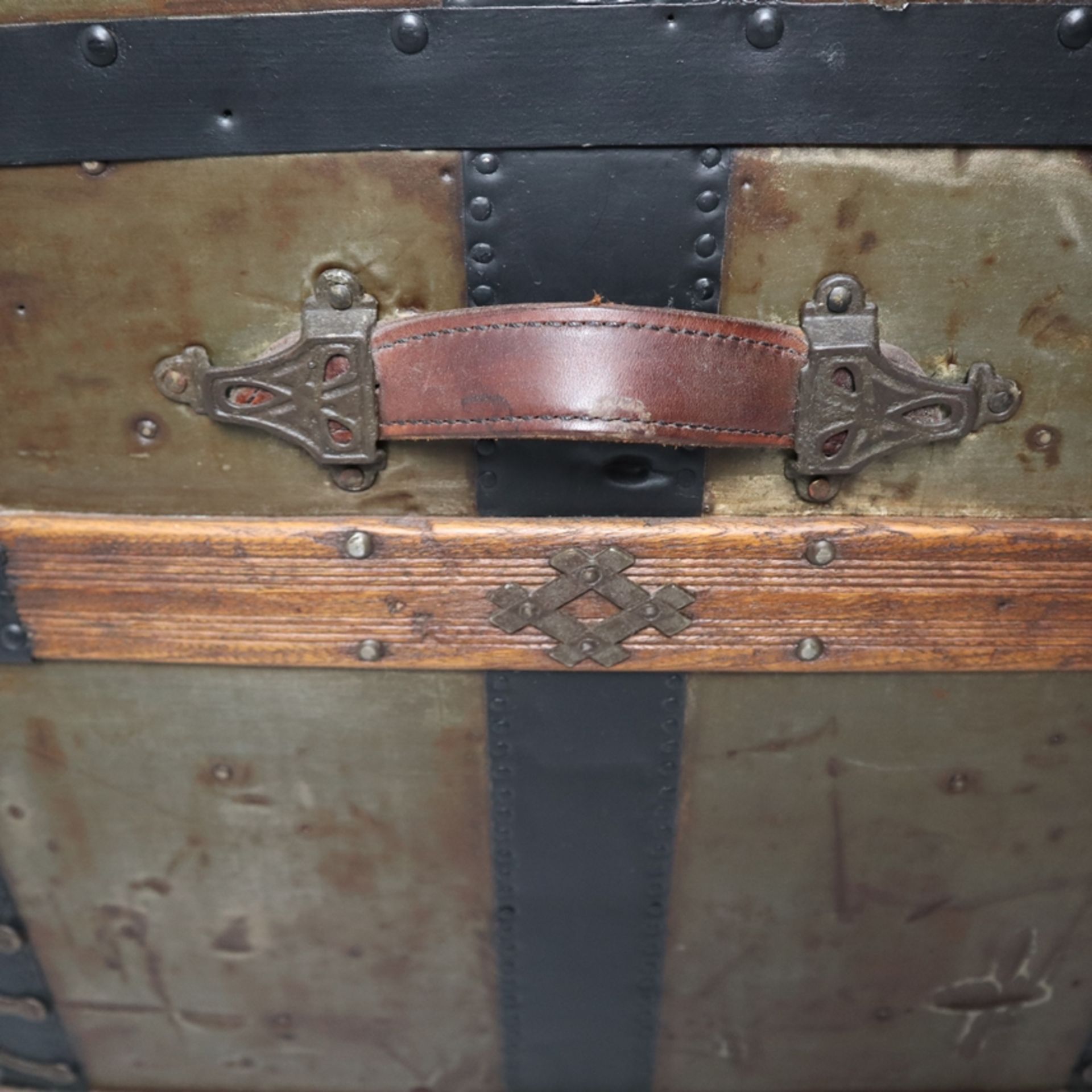 Truhe - 19.Jh., rechteckige Holztruhe mit gewölbtem Deckel, Holzkorpus mit Blech ummantelt, - Bild 14 aus 15