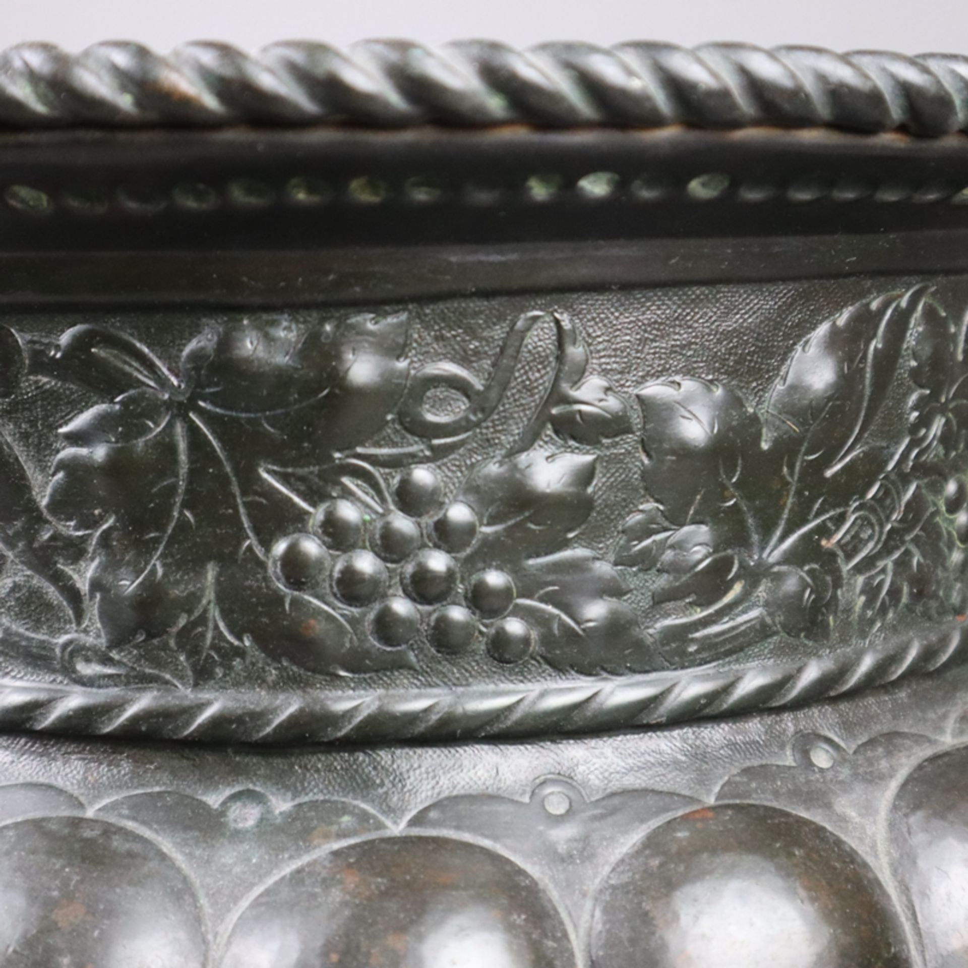 Großer Cachepot - Kupfer, dunkel patiniert, gebauchte Form auf vier Tatzenfüßen, godronierte - Bild 4 aus 8