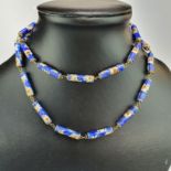 Cloisonné-Halskette - zylindrische Elemente mit floralem Cloisonné-Dekor auf blauem Fond,