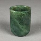 Jade-Pinselbecher - China, spinatgrüne Jade, schlichte polierte Zylinderform mit Gravurdekor (