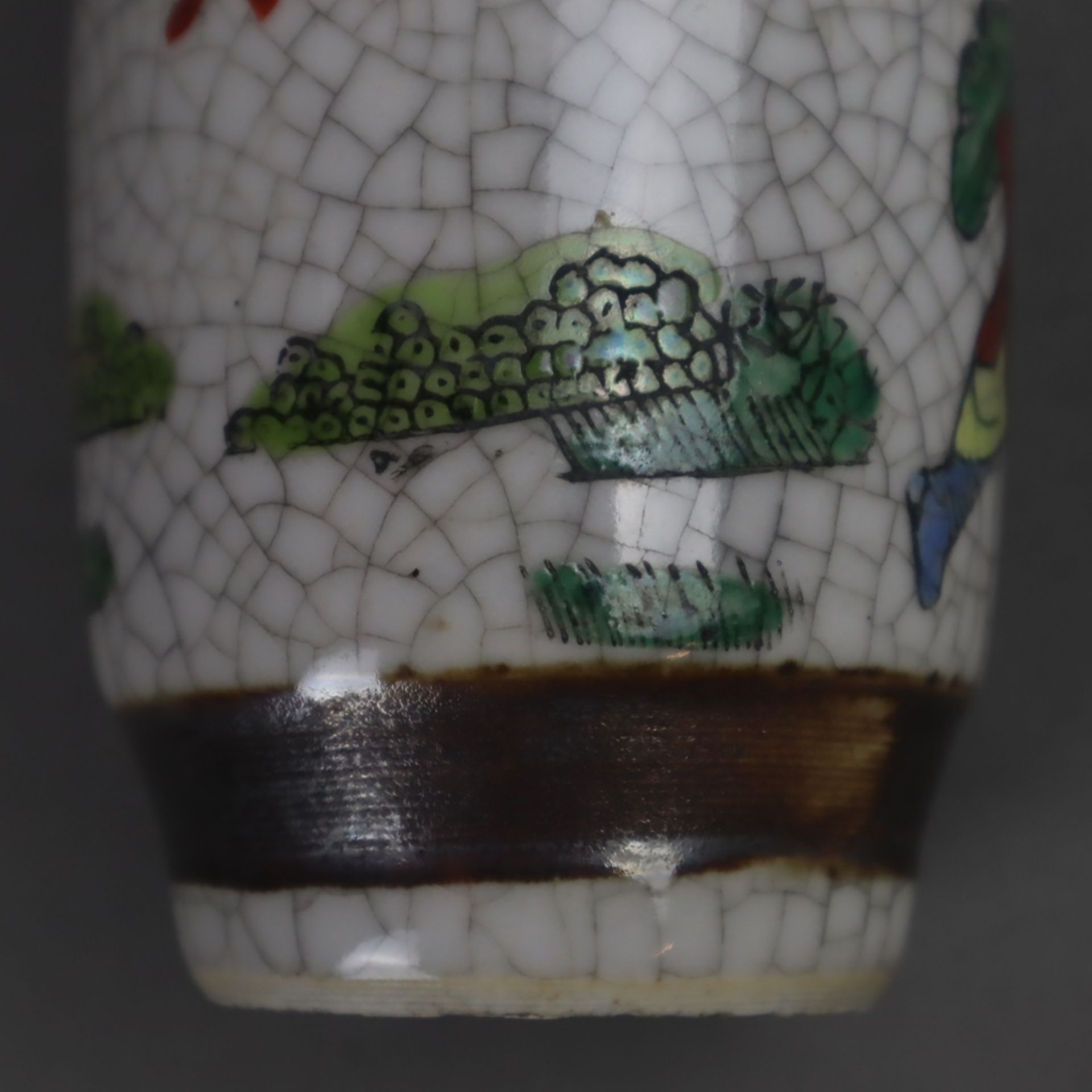 Kleine Balustervase - China, 20.Jh., polychrome Emailbemalung mit Kriegerszene, gräuliche Glasur mit - Image 7 of 8