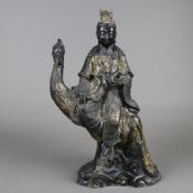 Kannon auf Pfau - Metallfigur bronziert, teils Lackvergoldung, Kannon, die Verkörperung der