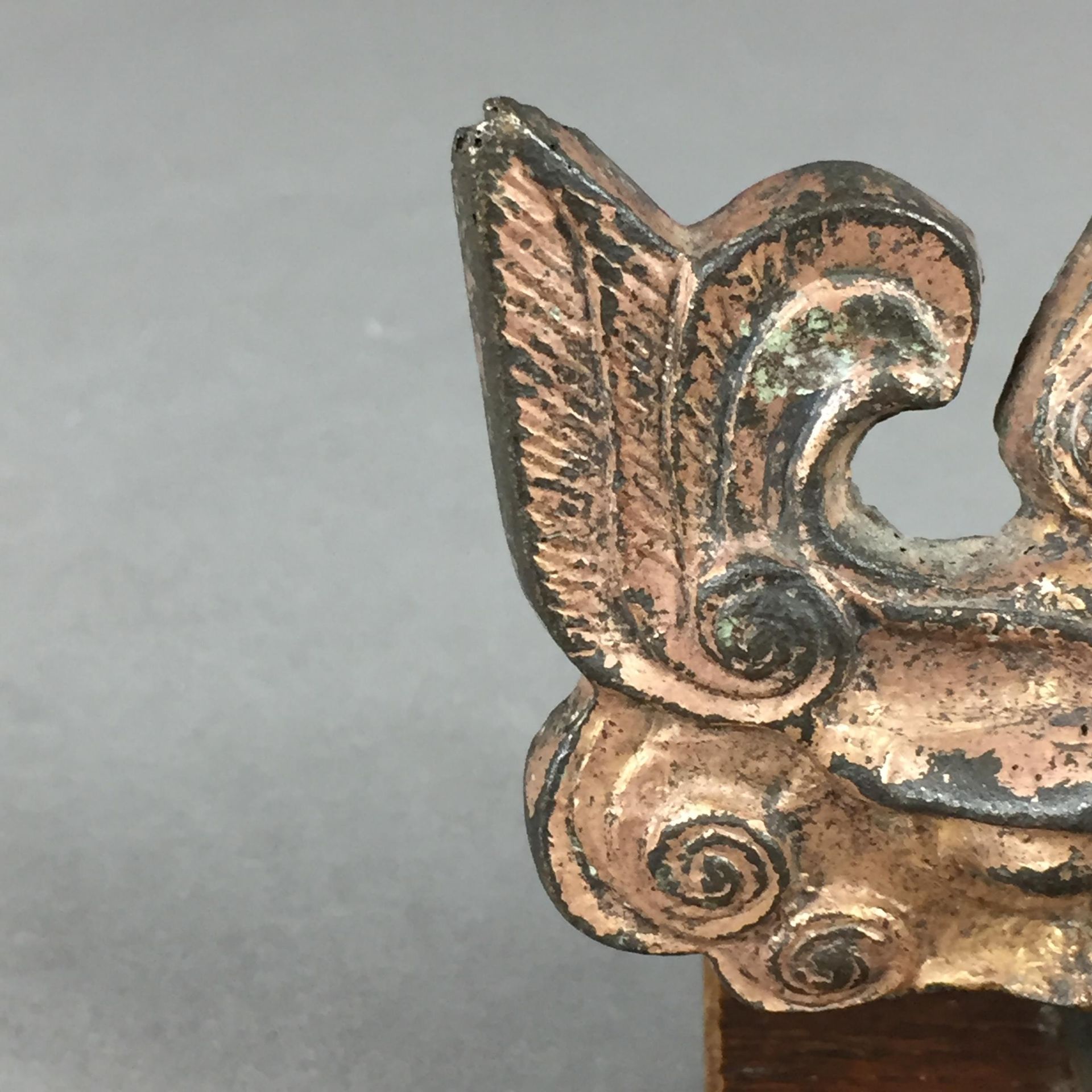 Agraffe in Gestalt einer Taotie-Maske - China, Bronze mit späterer Vergoldung, ca.7,5x9cm, auf - Image 4 of 6