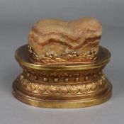 Zierobjekt/Fleischstein auf Sockel - China, späte Qing-Dynastie, Kupferbronze vergoldet, ovaler