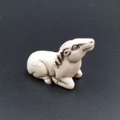 Netsuke - Japan, Meiji-Zeit, Elfenbein geschnitzt, Katabori, vollplastische Darstellung eines