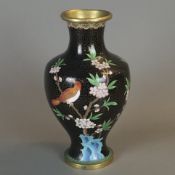 Cloisonné-Vase - China 20.Jh., bauchiger Korpus auf hohem Fuß, eingezogene Schulter, umgeschlagen