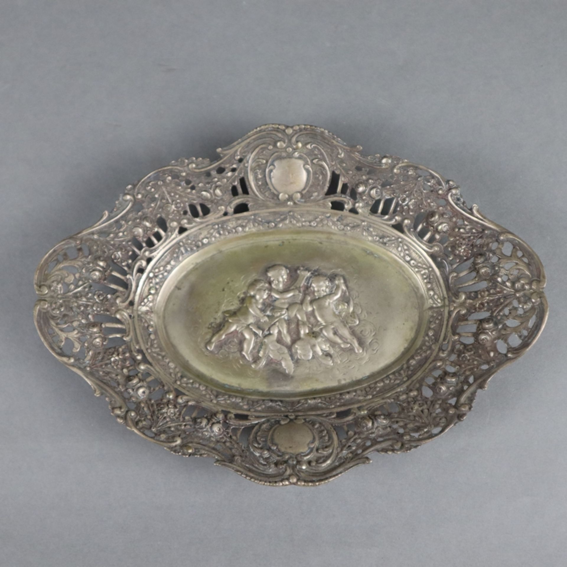 Ovale Korbschale - 800er Silber, gestempelt, im Spiegel Puttendekor im Relief, durchbrochene Fahne