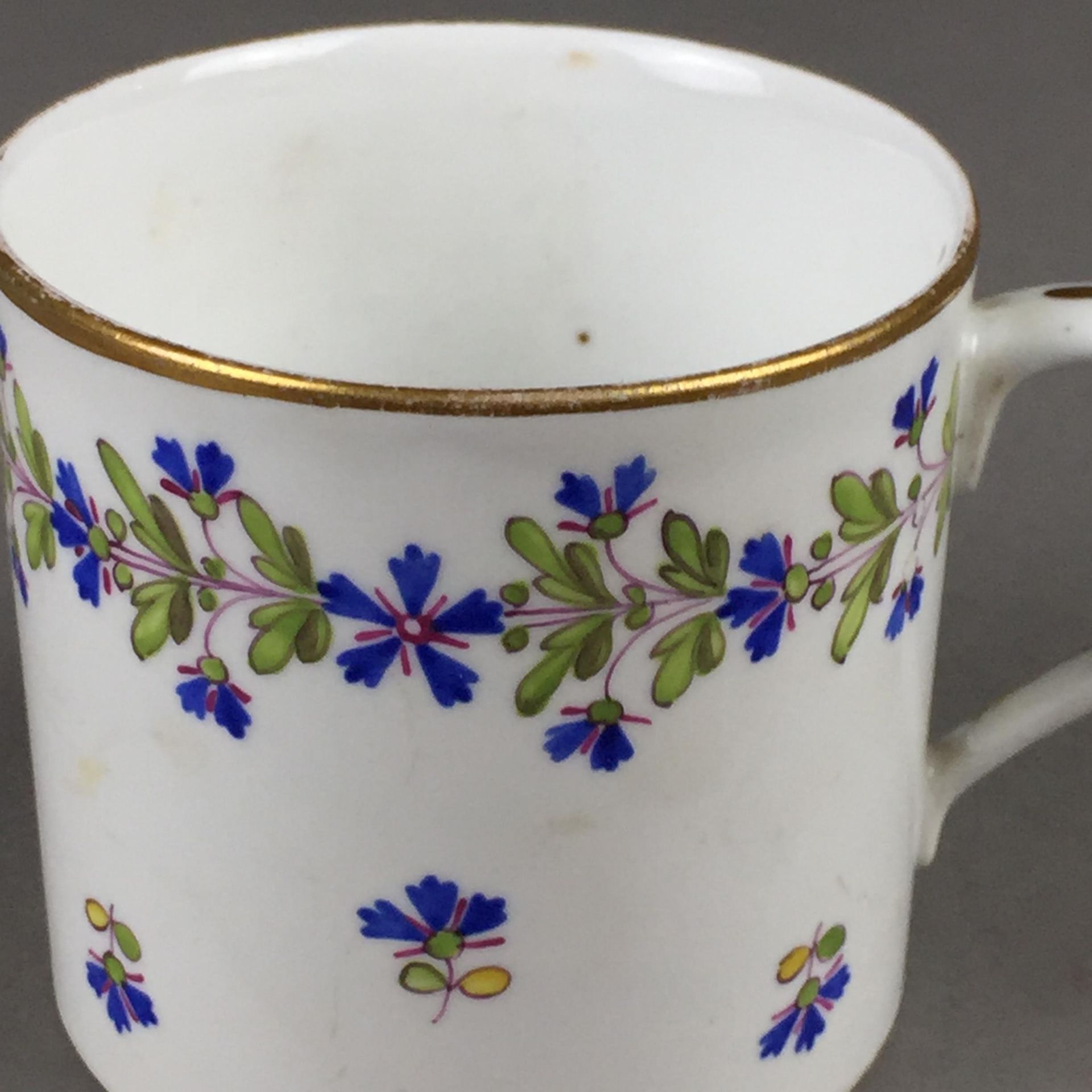 Tasse mit Untertasse mit Kornblumendekor - 18./19.Jh., Tasse mit Ritzmarke "W" (wohl Wallendorf), - Bild 2 aus 6