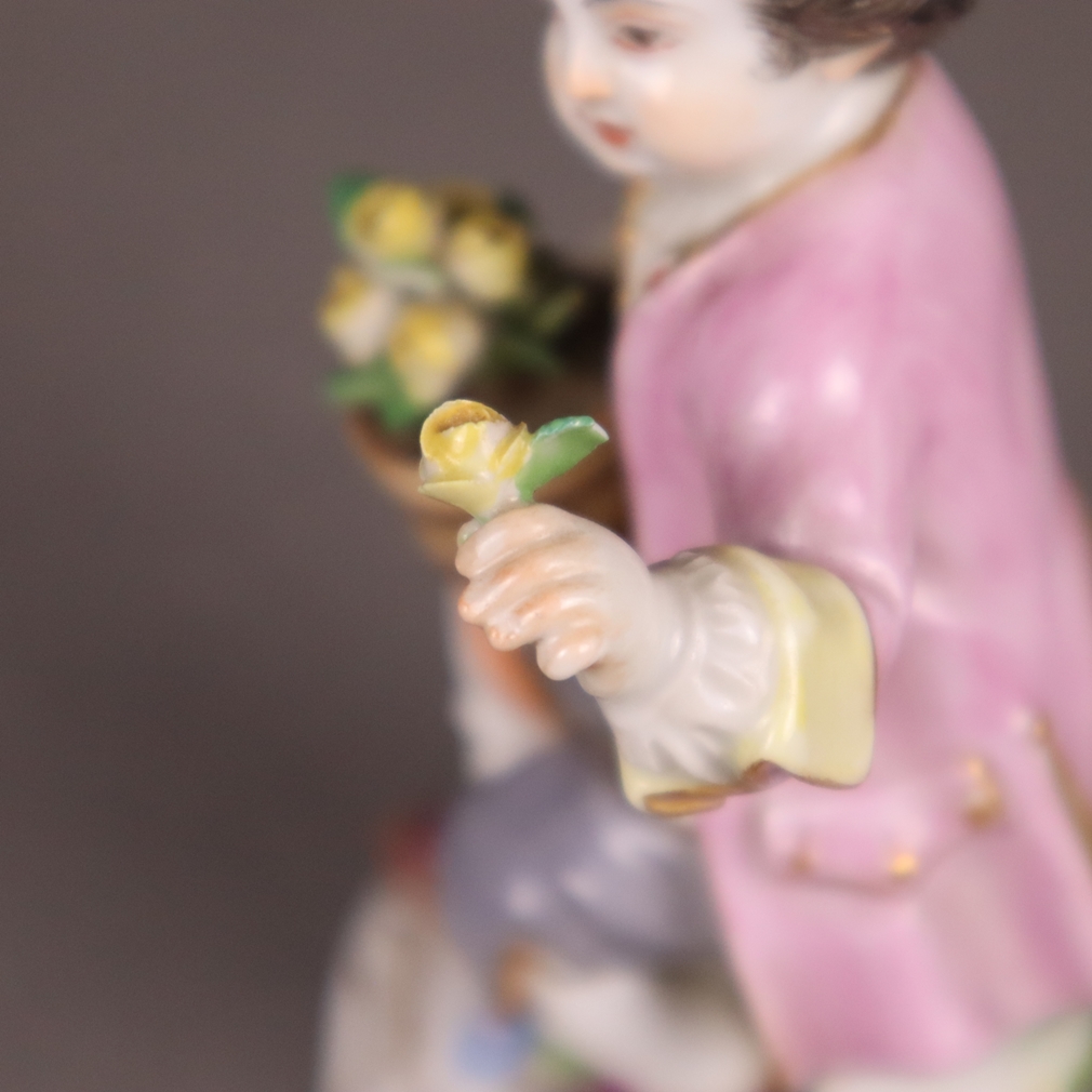 Porzellanfigur "Sitzender Gärtnerknabe mit Rosentopf" - Meissen, unterglasurblaue Schwertermarke, - Image 4 of 9