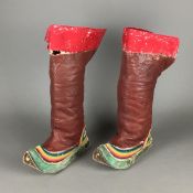 Paar schwere Schaftstiefel - Tibet, Leder mit farbigen Stickereien, ausgeprägte Gebrauchsspuren: