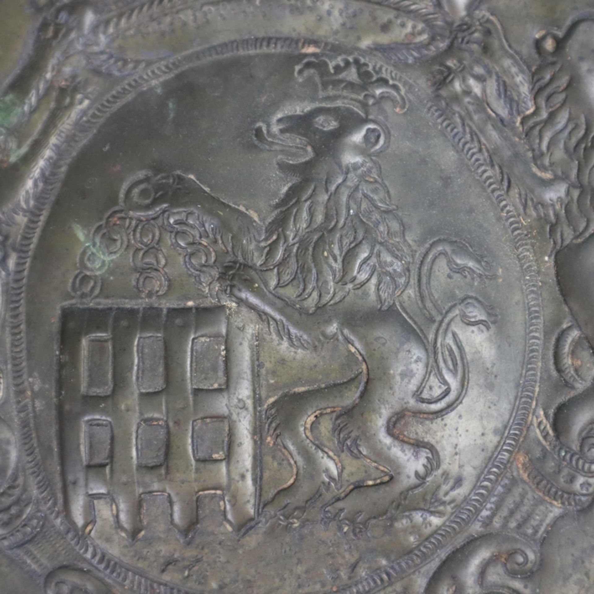 Konvolut Metallobjekte - Diverses, 4-teilig.: 1x Wappenschild, ca.19,5x17,5cm, 1x Hippokamp als - Bild 6 aus 6
