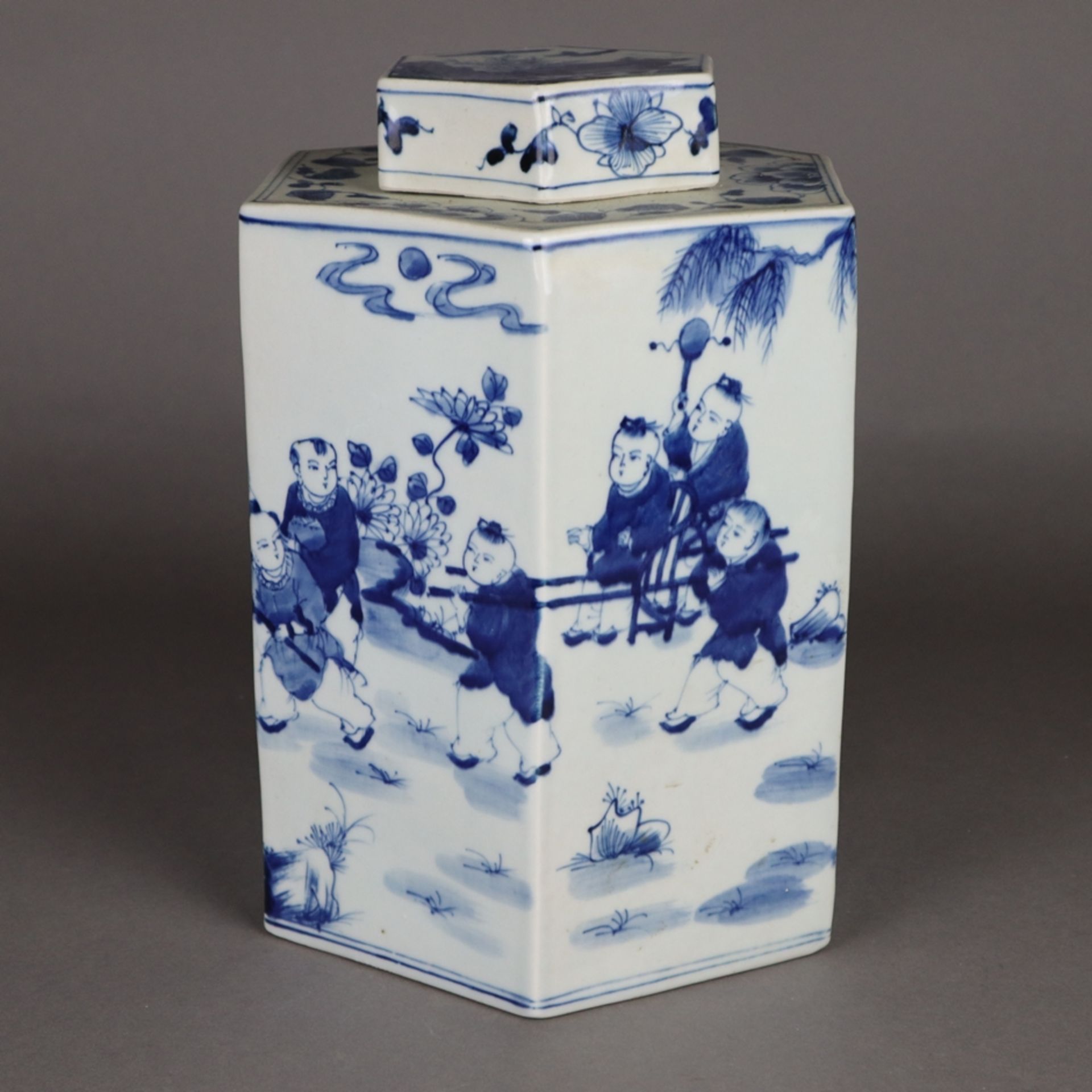 Große Teedose - China, hexagonale Form, Porzellan mit unterglasurblauer figürlicher Malerei,